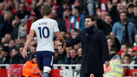 Pochettino felicita a Kane durante un partido