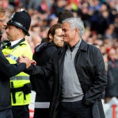 Klopp y Mourinho se saludan tras un partido