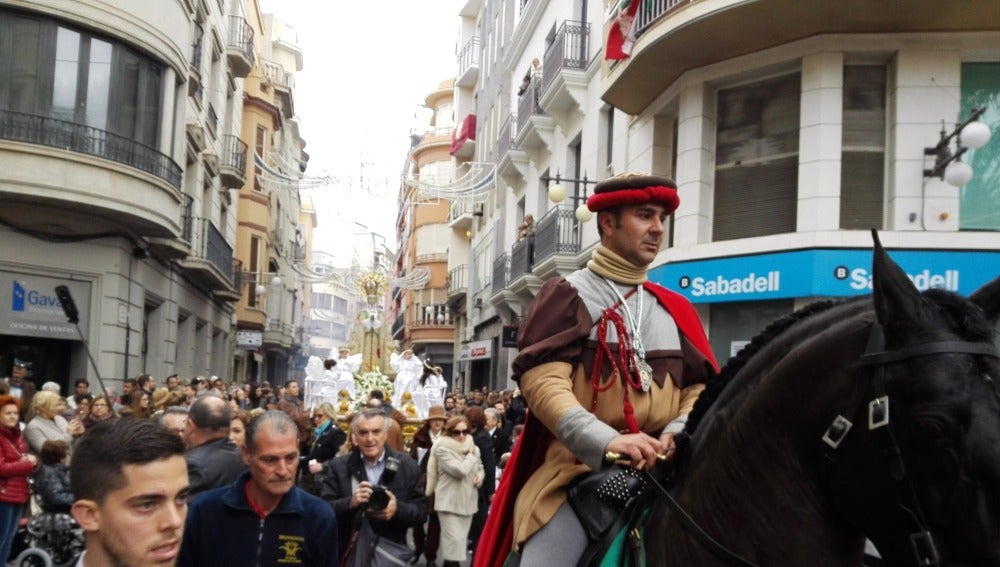 El guardacostas Francesc Cantó delante del trono de la Virgen de la Asunción en La Glorieta de Elche