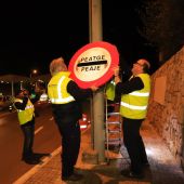 Operarios del Consell de Mallorca retiran las señales del peaje túnel de Sóller