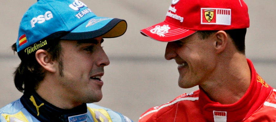Fernando Alonso y Michael Schumacher dialogan Fernando Alonso y Michael Schumacher dialogan