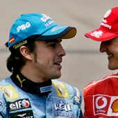 Fernando Alonso y Michael Schumacher dialogan Fernando Alonso y Michael Schumacher dialogan