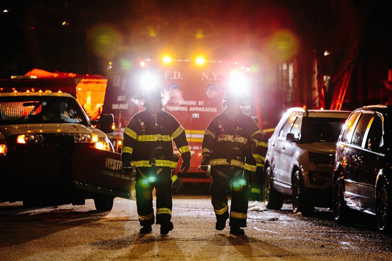 Un niño de tres años provocó el incendio en un bloque de pisos de Nueva York que dejó 12 muertos Un niño de tres años provocó el incendio en un bloque de pisos de Nueva York que dejó 12 muertos