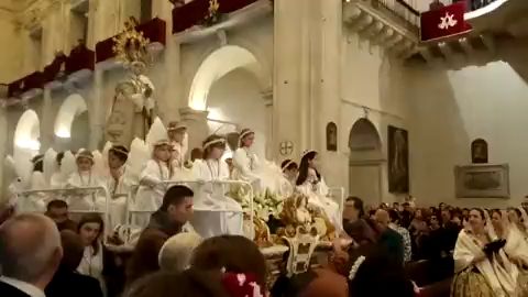 El Trono del Angelets con la Virgen de la Asunci&oacute;n entra en la bas&iacute;lica de Santa Mar&iacute;a de Elche