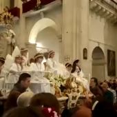 El Trono del Angelets con la Virgen de la Asunción entra en la basílica de Santa María de Elche