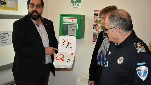 David Serrano mostrando un desfibrilador