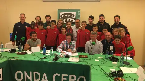 El equipo alevín del Atlético de Madrid en El Transistor junto a Miguel Ángel Gil El equipo alevín del Atlético de Madrid en El Transistor junto a Miguel Ángel Gil