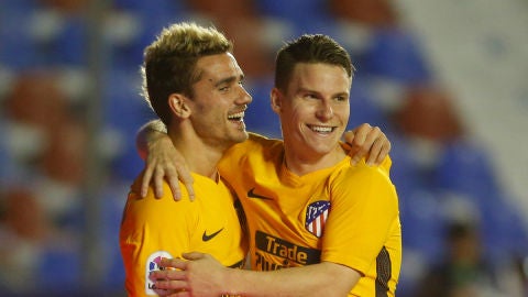 Gameiro y Griezmann celebran un gol