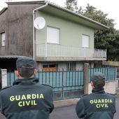 Agentes de la Guardia Civil en Rianxo (A Coruña), frente a la vivienda de 'El Chicle'