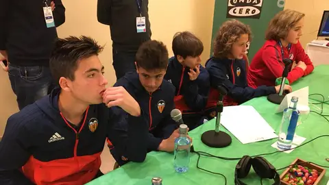Los jugadores del Valencia, subcampeones de LaLiga Promises, y el portero del Atlético Los jugadores del Valencia, subcampeones de LaLiga Promises, y el portero del Atlético