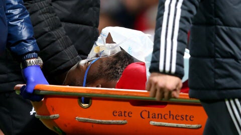 Lukaku abandona el partido en camilla