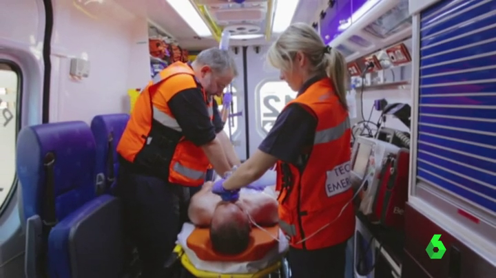 La rápida actuación ciudadana y policial salva la vida de una mujer que entró en parada cardiorrespiratoria en plena calle La rápida actuación ciudadana y policial salva la vida de una mujer que entró en parada cardiorrespiratoria en plena calle