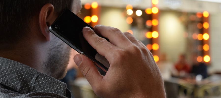 Foto de un hombre hablando por teléfono Foto de un hombre hablando por teléfono