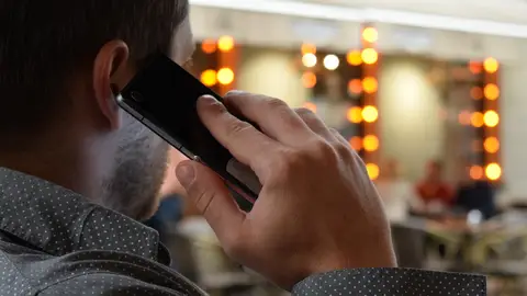 Foto de un hombre hablando por teléfono Foto de un hombre hablando por teléfono