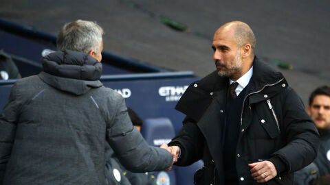Guardiola saluda a Mourinho
