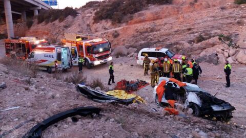 El veh&iacute;culos ha caido desde la A-7 al barranco a la altura de la salida Elche-Crevilent