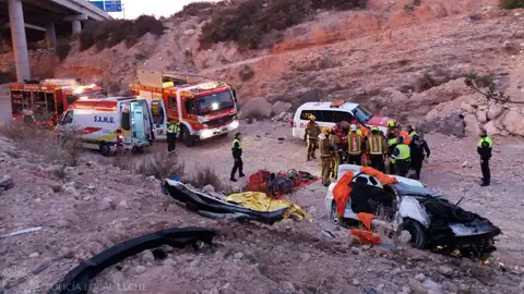 El vehículos ha caido desde la A-7 al barranco a la altura de la salida Elche-Crevilent El vehículos ha caido desde la A-7 al barranco a la altura de la salida Elche-Crevilent