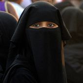 Imagen de archivo de una mujer vistiendo un niqab