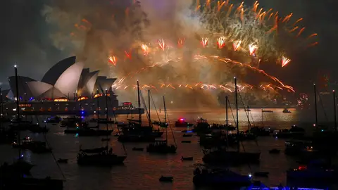 Nochevieja en Australia Sídney con fuegos artificiales