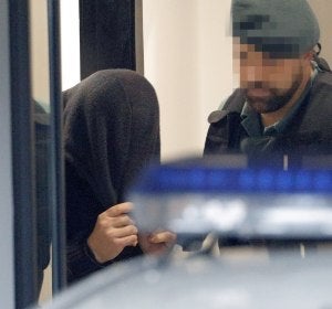 José Enrique Abuín Gey, 'el Chicle', detenido por la muerte violenta de la joven Diana Quer, es trasladado por agentes de la Guardia Civil José Enrique Abuín Gey, 'el Chicle', detenido por la muerte violenta de la joven Diana Quer, es trasladado por agentes de la Guardia Civil