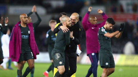Guardiola abraza a Silva tras un partido
