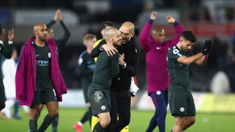 Guardiola abraza a Silva tras un partido Guardiola abraza a Silva tras un partido