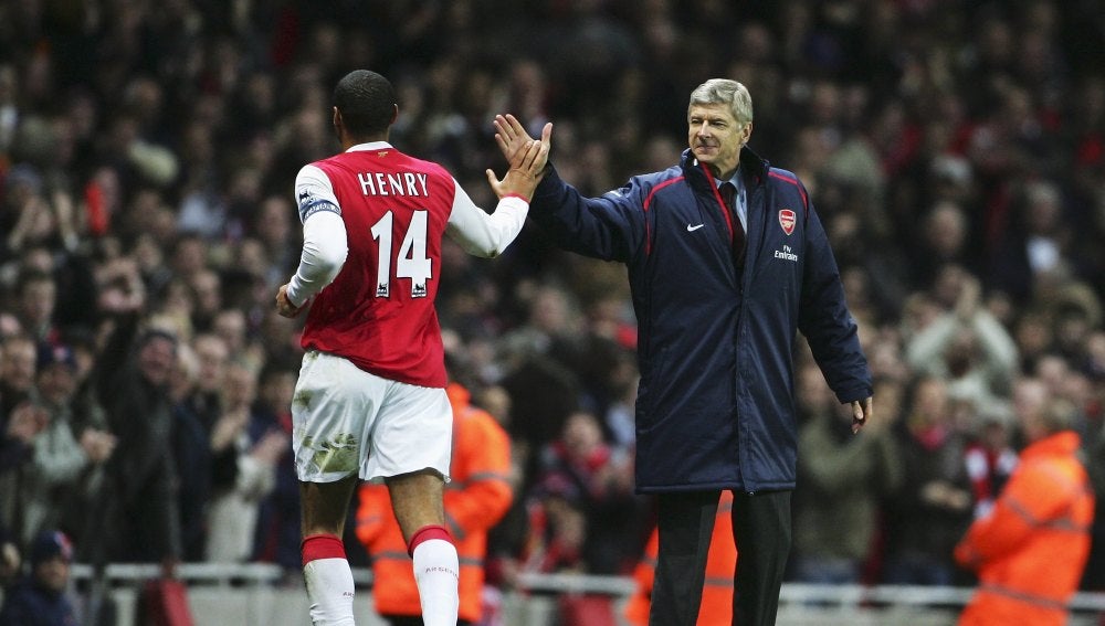 Wenger felicita a Henry durante un partido del Arsenal