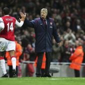 Wenger felicita a Henry durante un partido del Arsenal