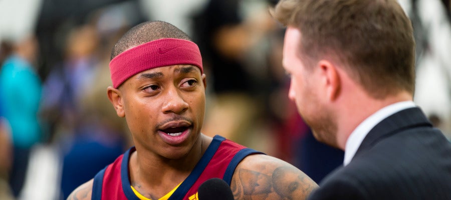 Isaiah Thomas atiende a los medios en su presentación como jugador de los Cavaliers Isaiah Thomas atiende a los medios en su presentación como jugador de los Cavaliers