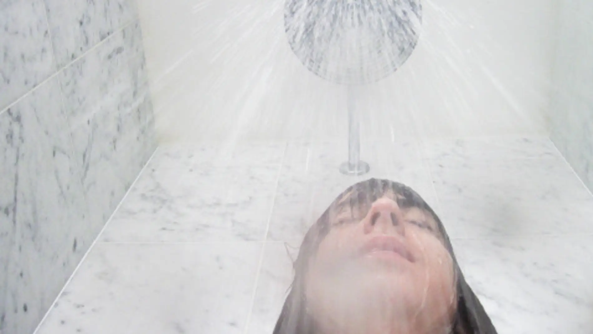 Una mujer se ducha