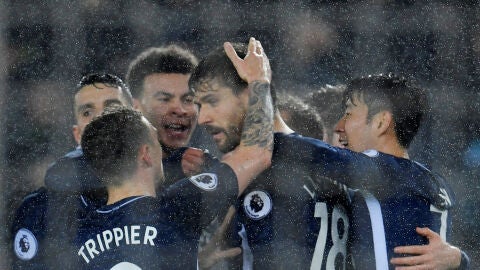 Los jugadores del Tottenham celebran con Llorente su gol ante el Swansea