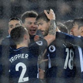 Los jugadores del Tottenham celebran con Llorente su gol ante el Swansea