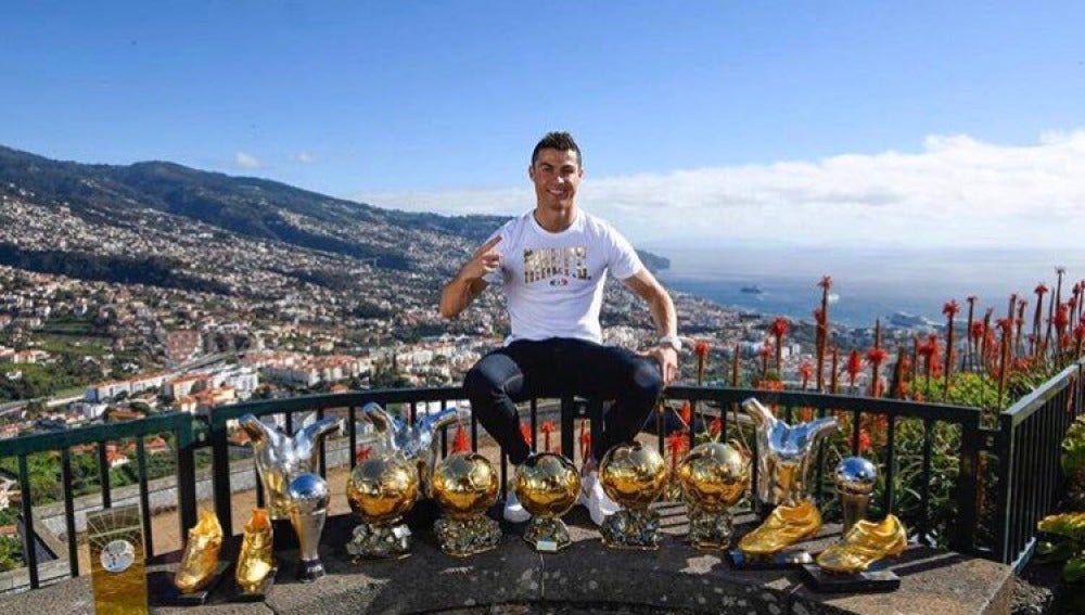 Cristiano Ronaldo presume de trofeos en Funchal 