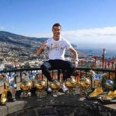 Cristiano Ronaldo presume de trofeos en Funchal 