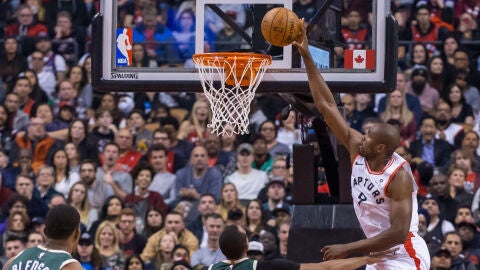 Serge Ibaka ante Milwaukee