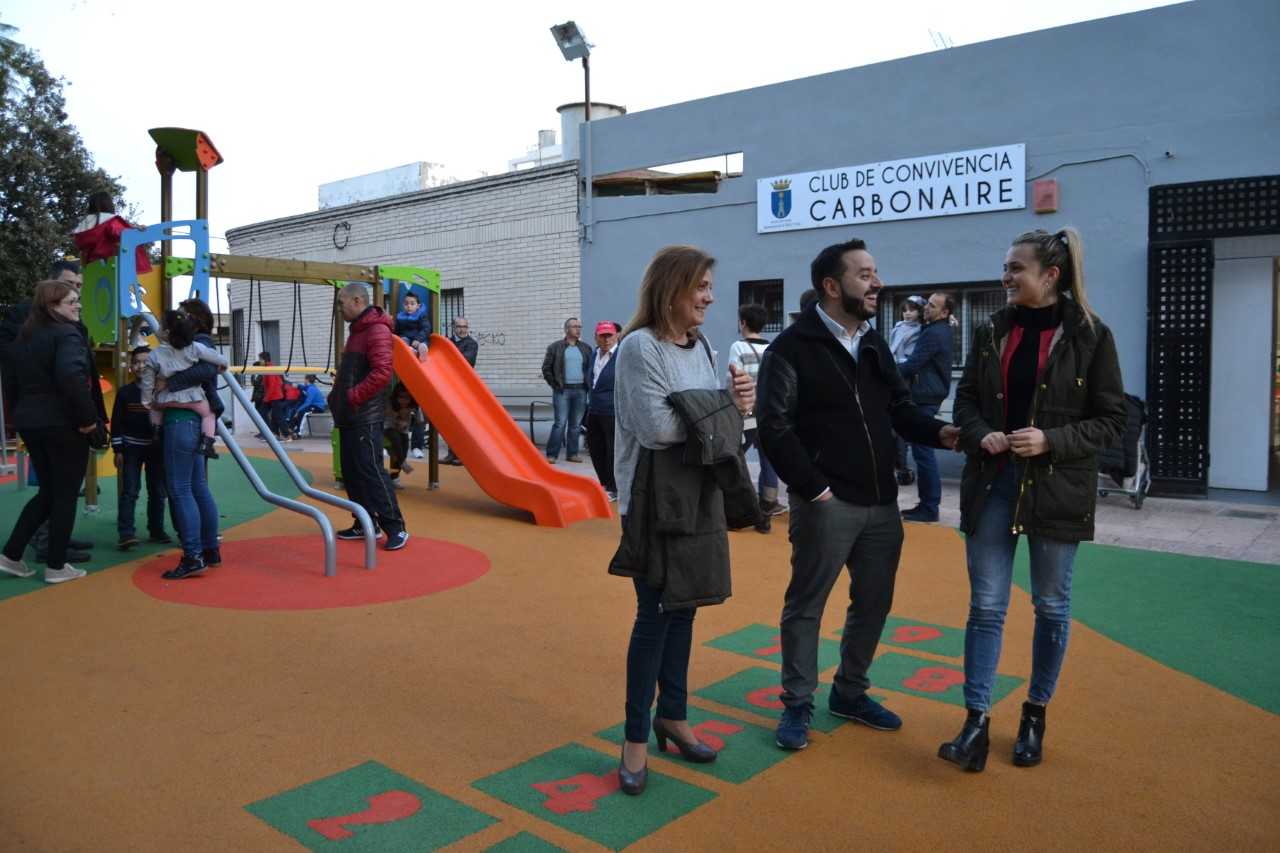 El Carbonaire disfruta de la nueva zona de juegos de la plaza 9 d’Octubre El Carbonaire disfruta de la nueva zona de juegos de la plaza 9 d’Octubre
