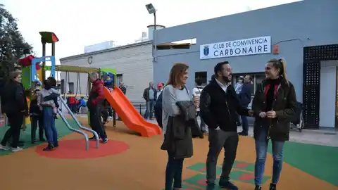 El Carbonaire disfruta de la nueva zona de juegos de la plaza 9 d’Octubre. VALL D'UIXÓ