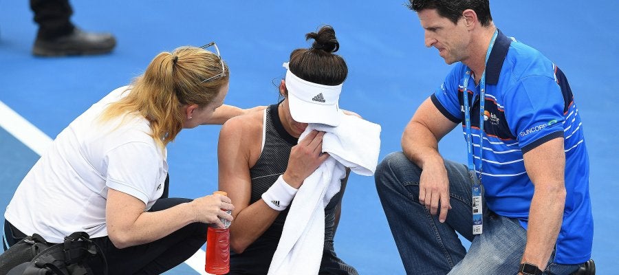 Garbiñe Muguruza siendo atendida por las asistencias en Brisbane Garbiñe Muguruza siendo atendida por las asistencias en Brisbane
