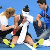 Garbiñe Muguruza siendo atendida por las asistencias en Brisbane Garbiñe Muguruza siendo atendida por las asistencias en Brisbane