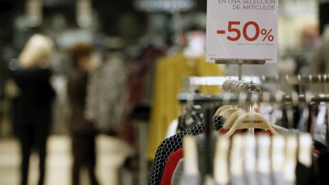 Imagen de archivo de rebajas en la venta de ropa 