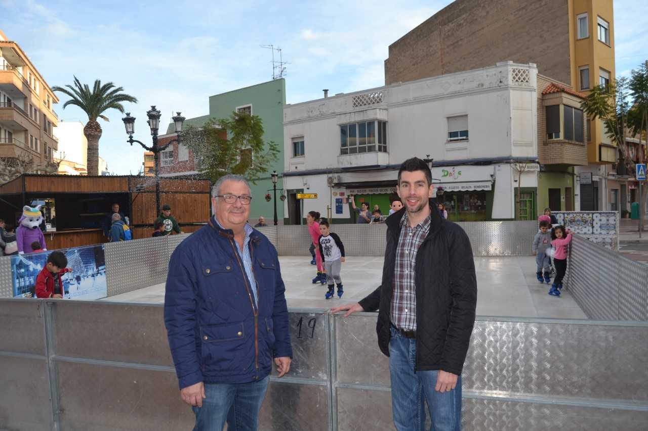 Los vecinos de Oropesa del Mar podrán disfrutar hasta el día 7 de la pista de patinaje Los vecinos de Oropesa del Mar podrán disfrutar hasta el día 7 de la pista de patinaje