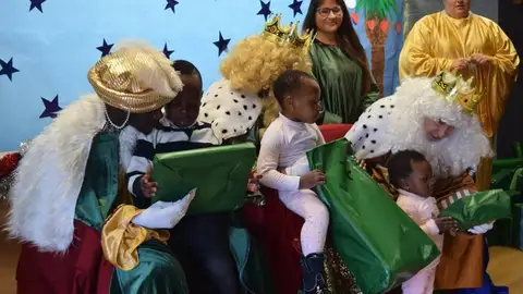 ESTE VIERNES EN LA SEDE DEL CEU HABRÁ FIESTA SOLIDARIA Los Reyes Magos de Elche Acoge entregarán sus juguetes a más de 140 niños