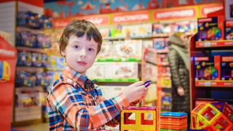 Un ni&ntilde;o en una tienda de juguetes