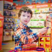 Un niño en una tienda de juguetes