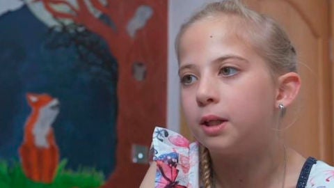 Lucy Groves, la ni&ntilde;a con alergia al sol