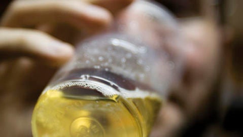 Un joven bebe una bebida alcoh&oacute;lica