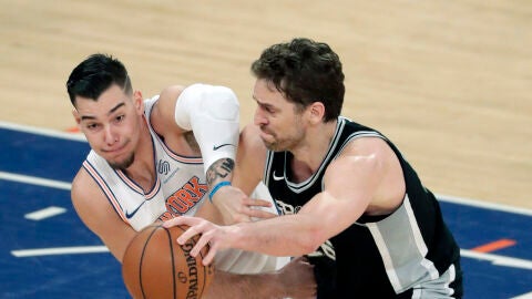 Willy y Pau pelean un bal&oacute;n en el Madison