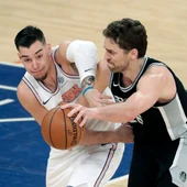 Willy y Pau pelean un balón en el Madison Willy y Pau pelean un balón en el Madison