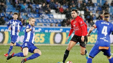 Los jugadores de Alav&eacute;s y Formentera disputan la posesi&oacute;n del bal&oacute;n
