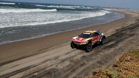 Los pilotos franceses Stephane Peterhansel y Jean Paul Cottret, de Peugeot,